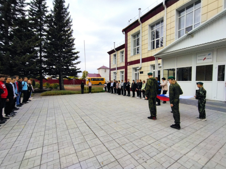 Поднятие Государственного флага России и День Отца.